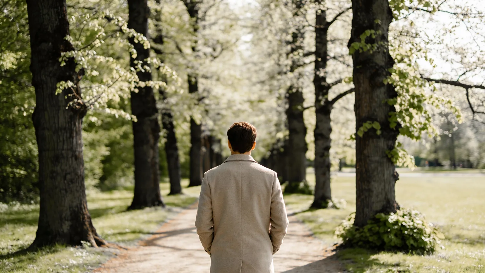 Person beim Spaziergang in einem Park